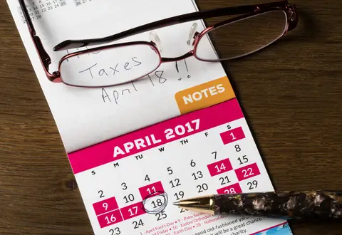 © Steveheap | Dreamstime.com - Gold pen laying on calendar for tax day